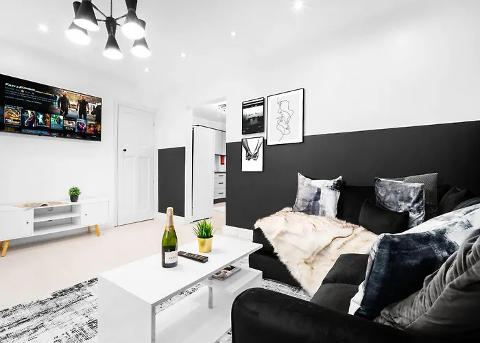 Elegant Three-Bedroom Home - 6 Beds - Private Garden - Street Parking 12O
