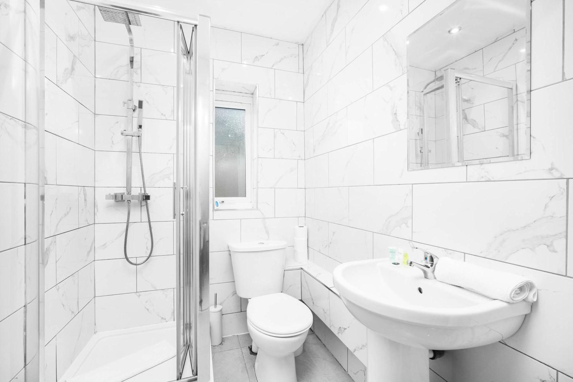 Elegant Three-bedroom - 6 Beds - Private Garden - Street Parking 12o Holiday home Birmingham