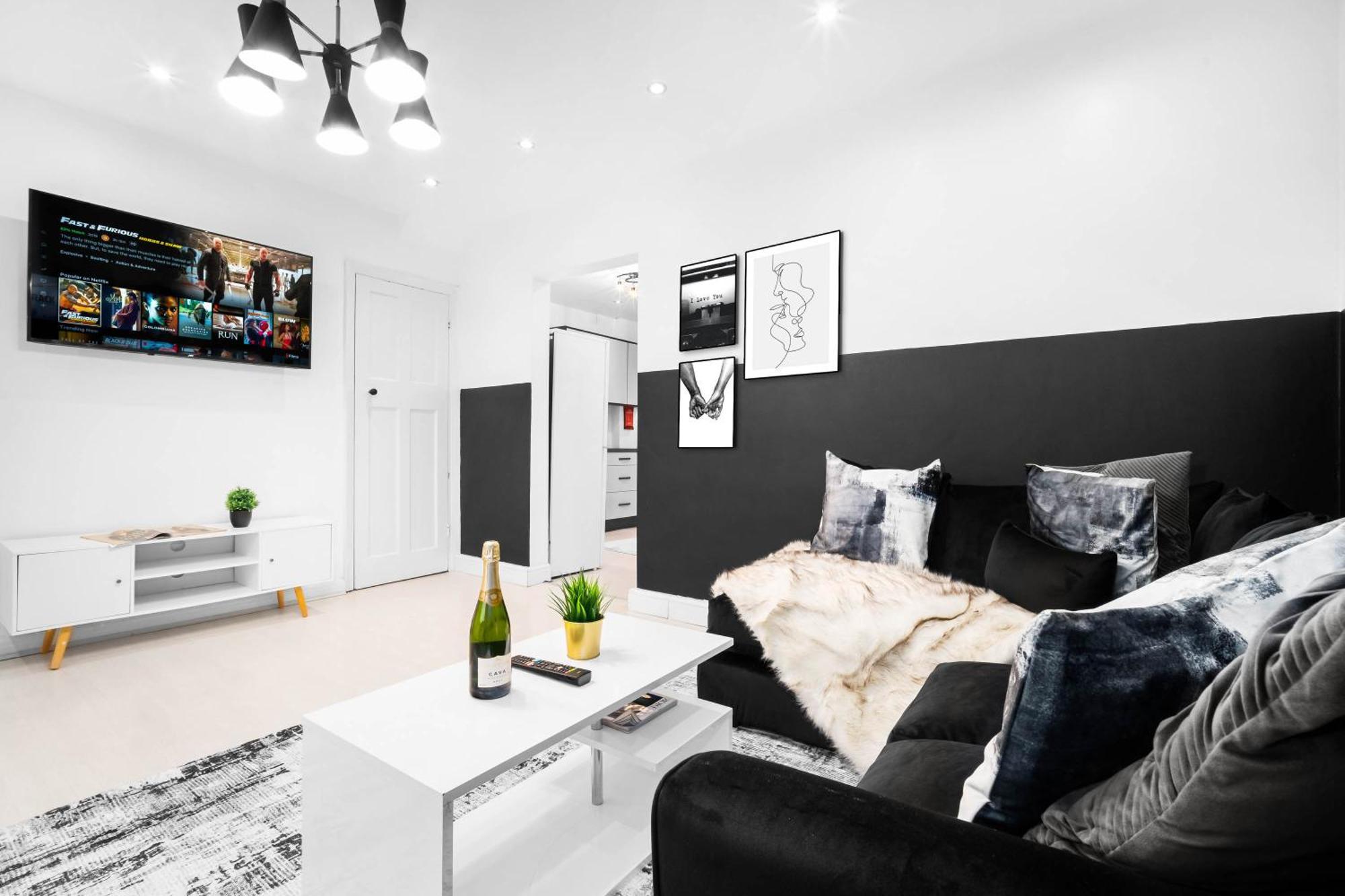 Holiday home Elegant Three-bedroom - 6 Beds - Private Garden - Street Parking 12o *