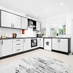 Elegant Three-Bedroom Home - 6 Beds - Private Garden - Street Parking 12O