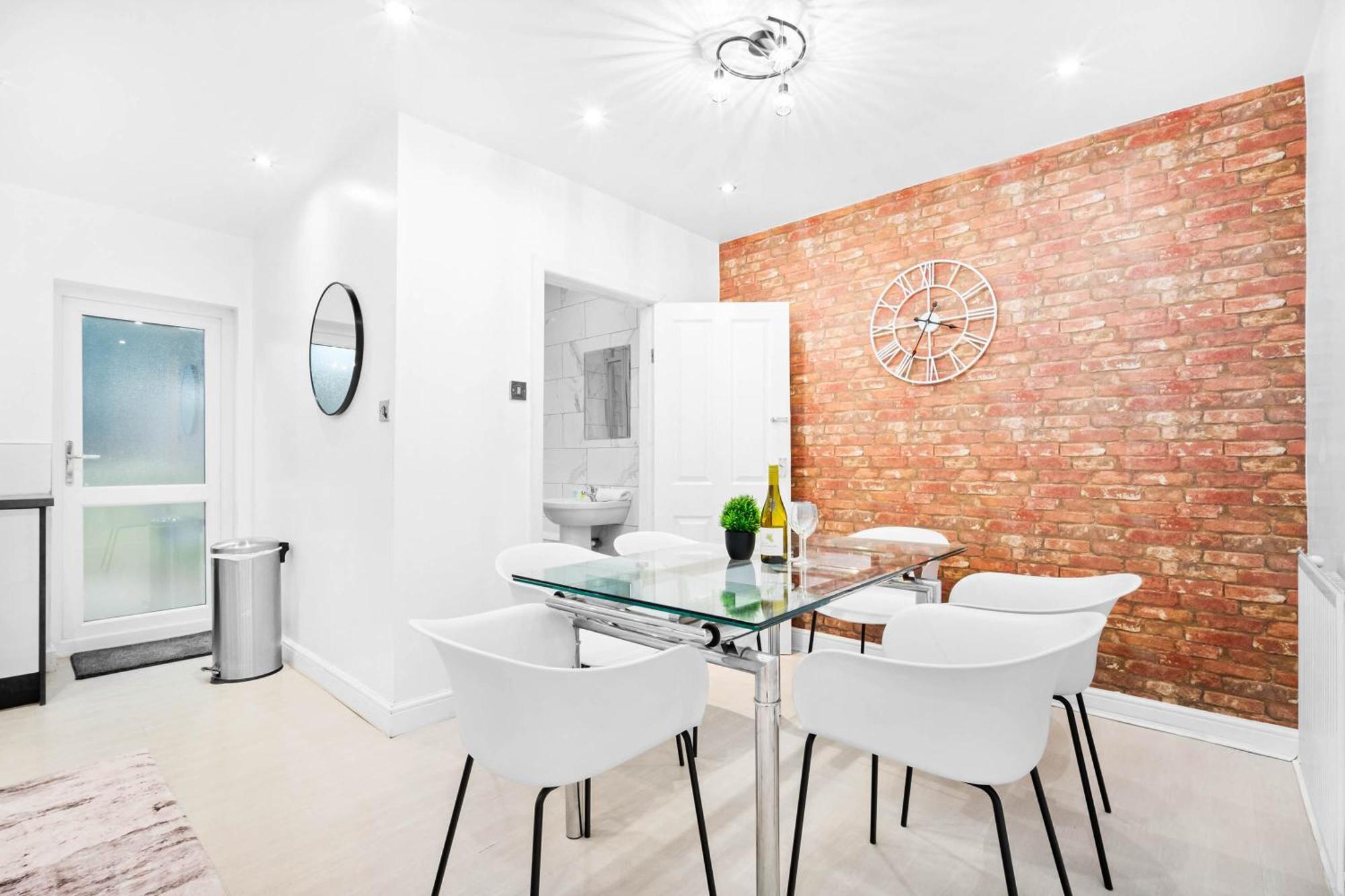 Holiday home Elegant Three-bedroom - 6 Beds - Private Garden - Street Parking 12o Birmingham