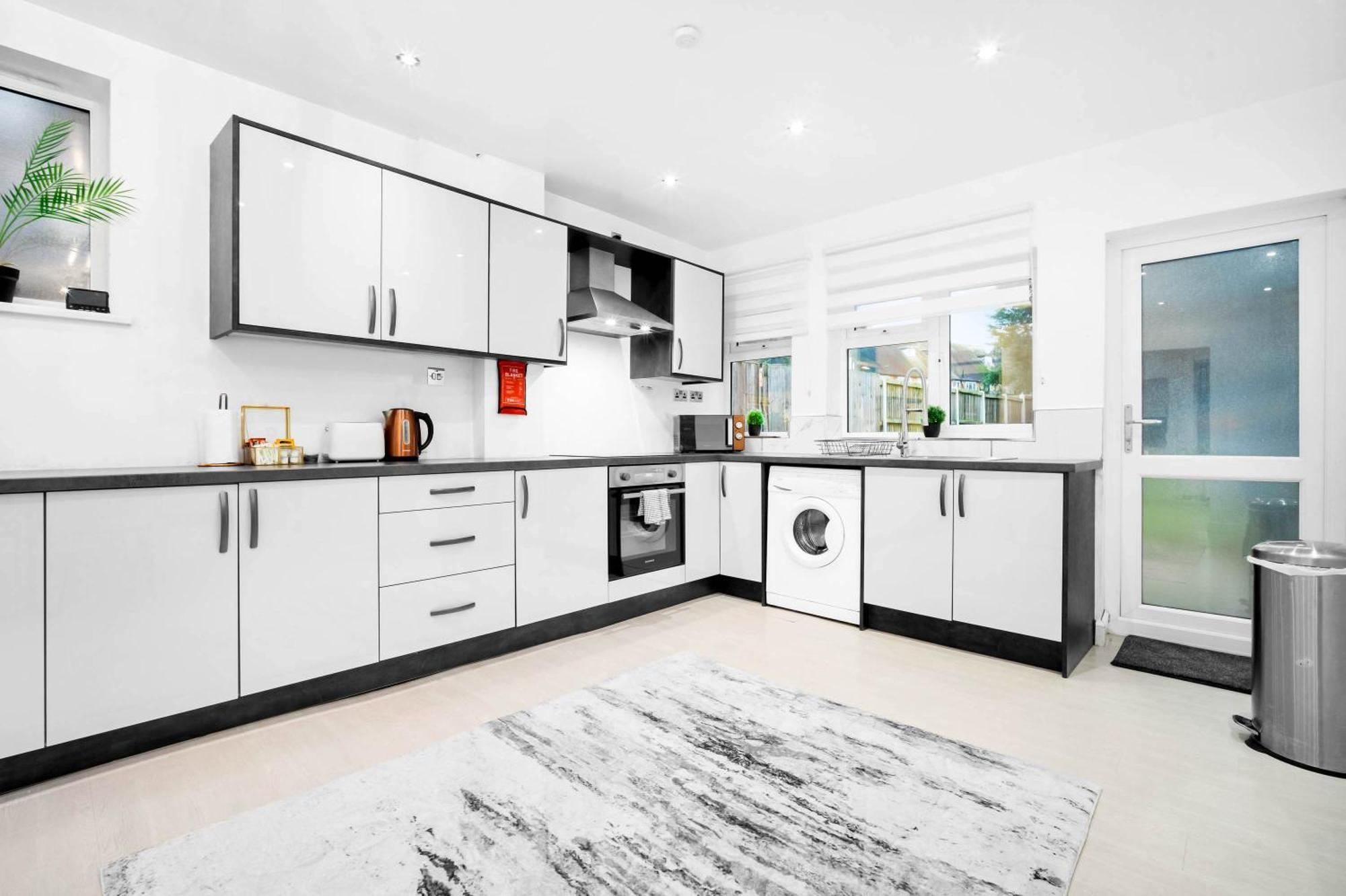 Elegant Three-bedroom - 6 Beds - Private Garden - Street Parking 12o Birmingham