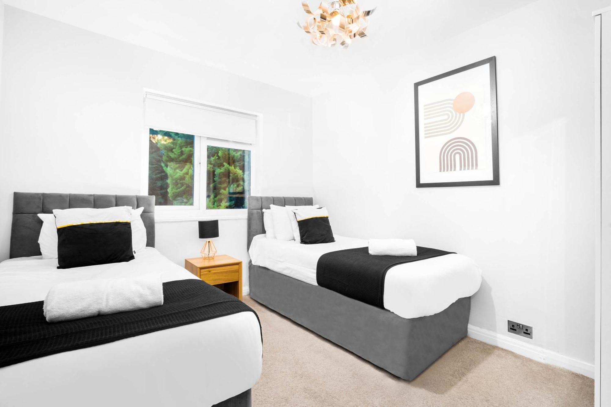 Elegant Three-bedroom - 6 Beds - Private Garden - Street Parking 12o Holiday home *