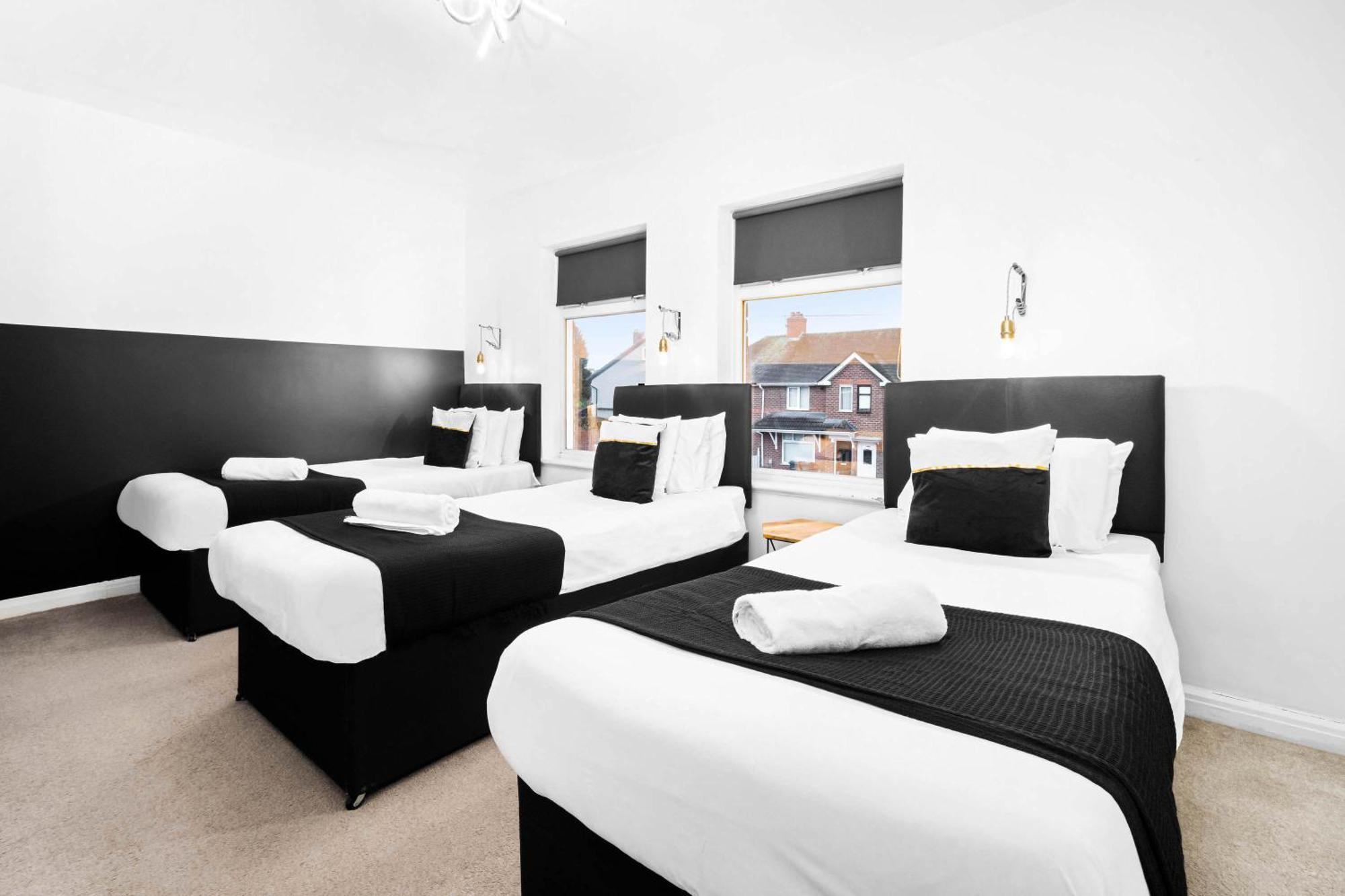 Elegant Three-bedroom - 6 Beds - Private Garden - Street Parking 12o Birmingham