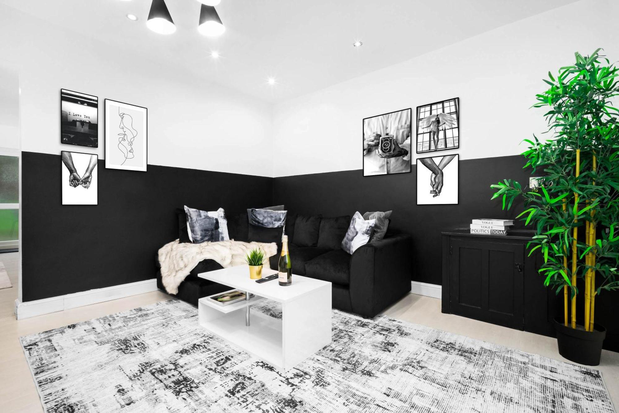 Elegant Three-bedroom - 6 Beds - Private Garden - Street Parking 12o Holiday home