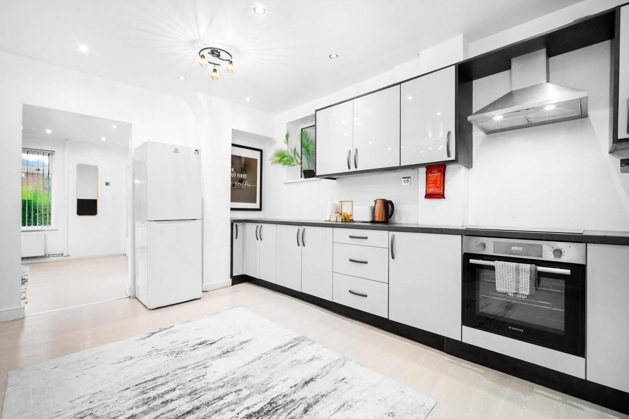 Holiday home Elegant Three-bedroom - 6 Beds - Private Garden - Street Parking 12o