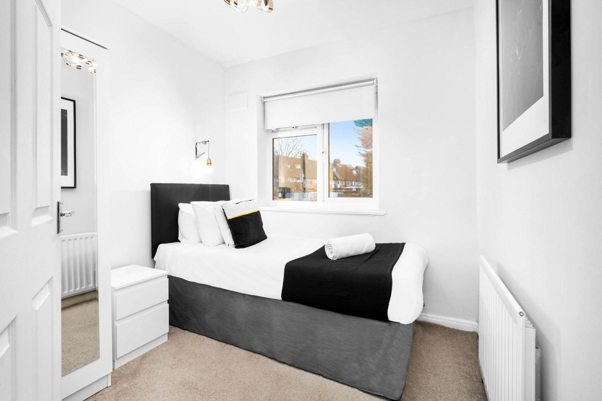Elegant Three-bedroom - 6 Beds - Private Garden - Street Parking 12o Holiday home *
