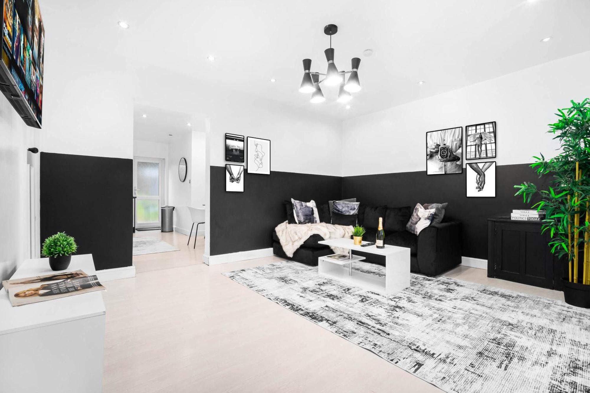 Elegant Three-bedroom - 6 Beds - Private Garden - Street Parking 12o Holiday home